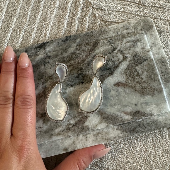 Kendra Scott Teddy earrings silver/ Mother of Pearl - Picture 5 of 7